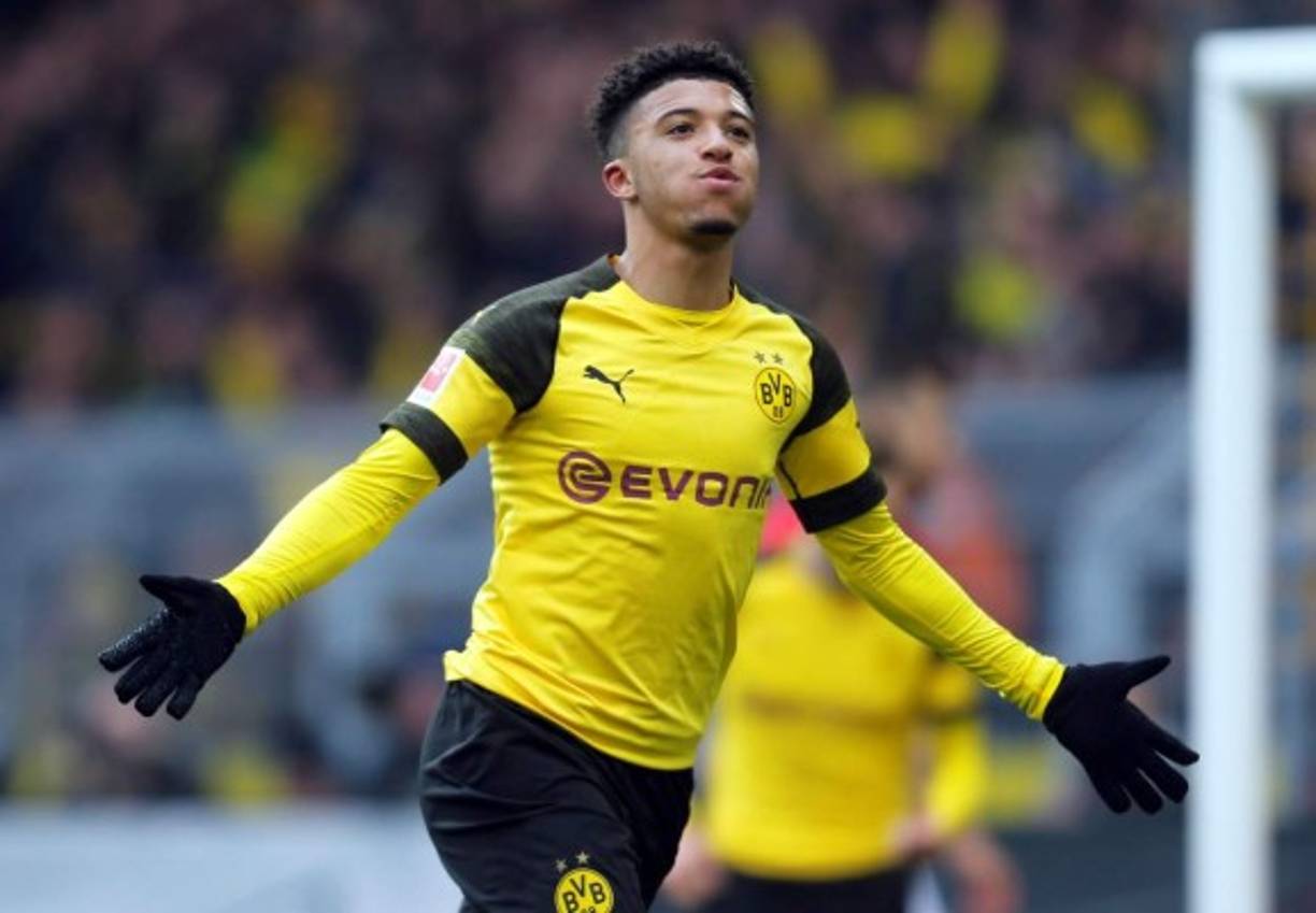 El Borussia Dortmund tiene un serio contrincante para retener a Jadon Sancho: el Manchester United. Según publica The Sun, el conjunto inglés considera al futbolista del equipo alemán como una de las prioridades para su futuro, el problema sería que el Borussia, ante los rumores de ofertas que va a recibir por su jugador, podría haberle presentado ya una oferta de renovación, de acuerdo a Bild, que le convertiría en el segundo jugador mejor pagado de la plantilla con una ficha de 10 millones de euros.