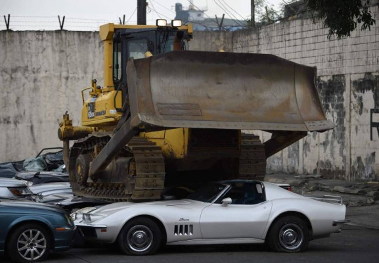 Otros 10 vehículos fueron destruidos simultáneamente en las ciudades sureñas de Davao y Cebu.