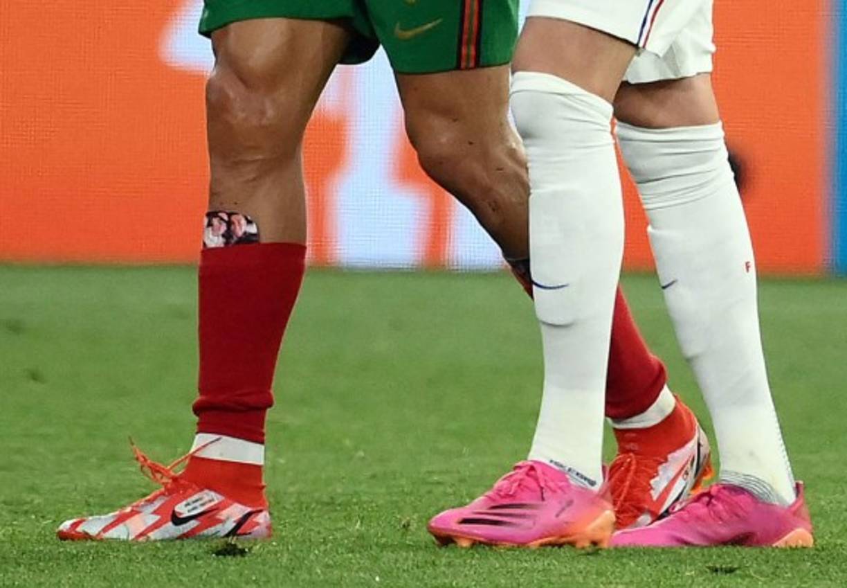 Cristiano Ronaldo dejó ver que tiene muy presente a Georgina Rodríguez, su hermosa novia. El delantero portugués mostró sus espinilleras y en ellas se pudo ver imágenes del jugador con su pareja.