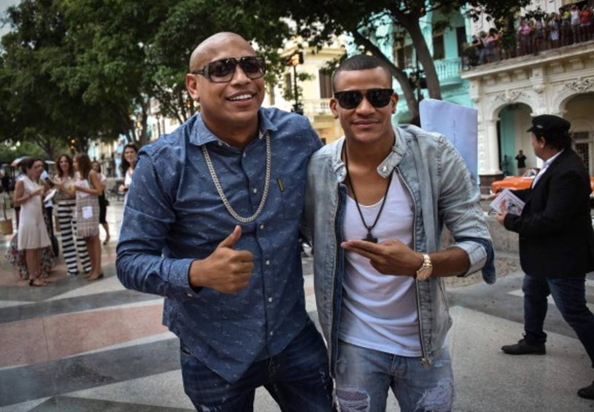 Alexander Delgado (i) y Randy Malcom (d), integrantes del grupo musical cubano Gente de Zona, asiste al desfile de la casa de modas francesa Chanel hoy, 3 de mayo de 2016, en La Habana. EFE