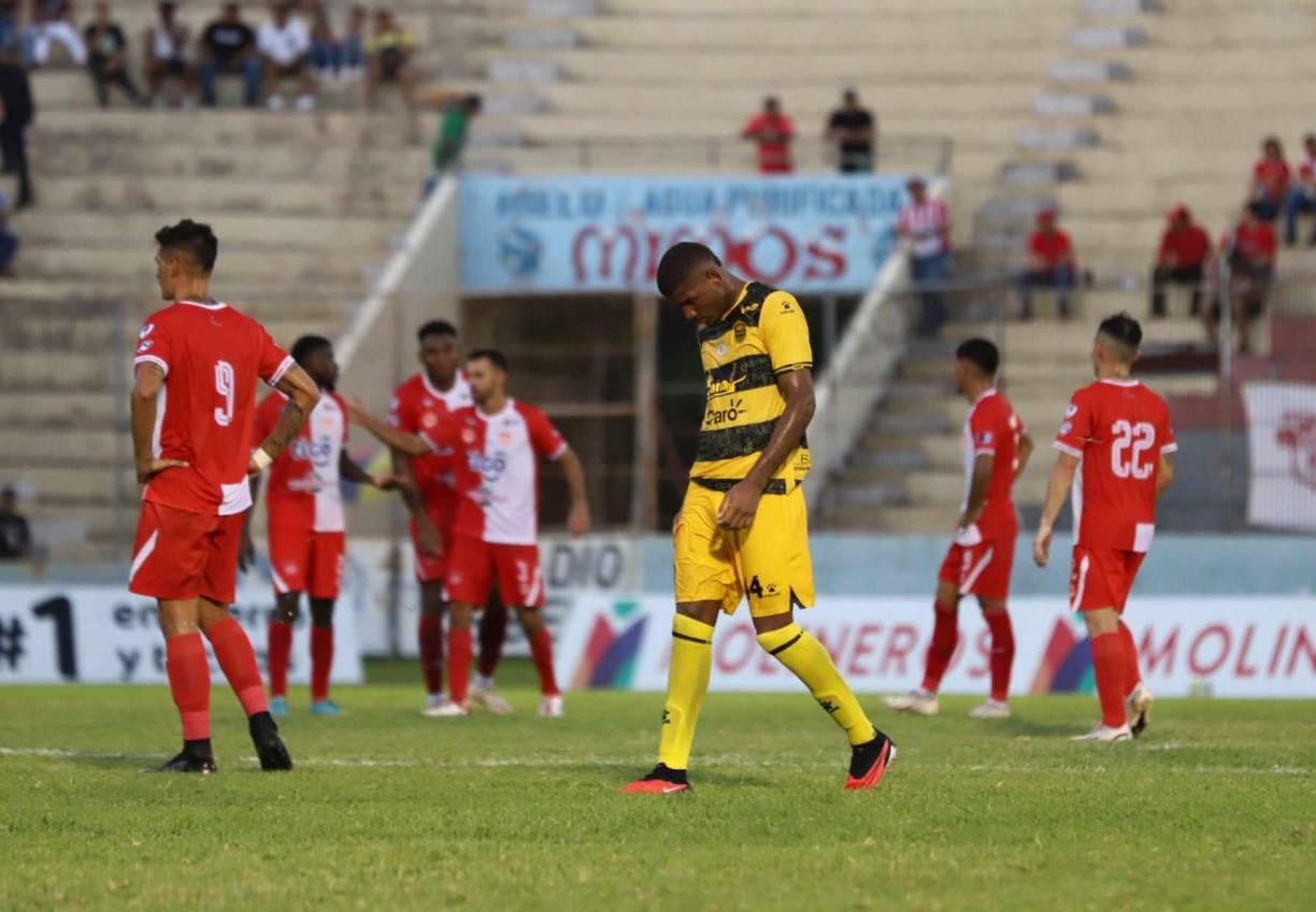 Real España realizó cuatro remates directos a la portería de Matías Quinteros, pero ningunó complicó al canserbero cocotero.