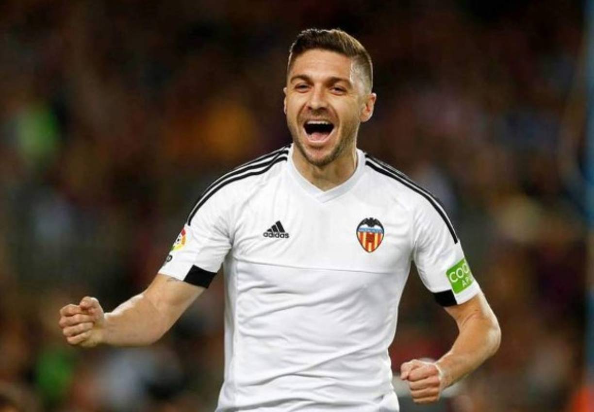El brasileño Guilherme Siqueira ha hecho público este miércoles su retirada como futbolista profesional. El lateral izquierdo, que tuvo un paso muy importante por la Liga Española, decide abandonar el mundo del fútbol a los 32 años y después de varias lesiones que truncaron el tramo final de su carrera. Jugó en Granada, Atlético de Madrid, Valencia y Benfica.