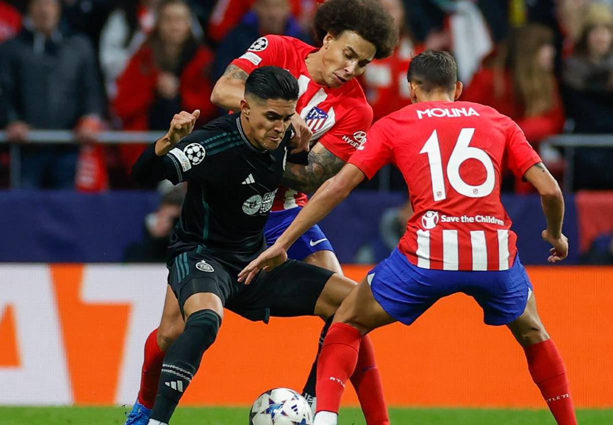 Luis Palma fue titular y recibió una intensa marca en la primera parte. En esta acción fue marcado por Witsel y Molina. 