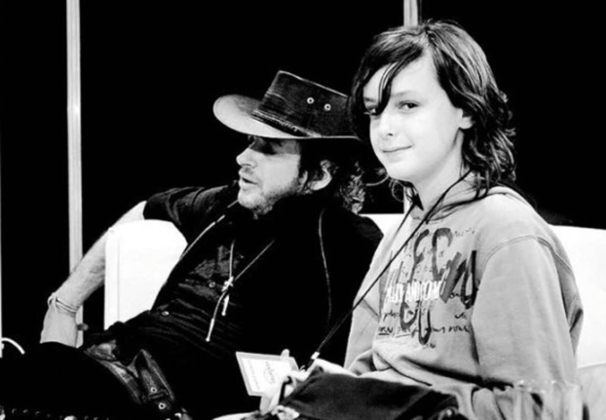 Benito ya ha manifestado que no le gusta ser comparado con su padre.<br/>'Los hijos de gente talentosísima que nos dedicamos también con pasión a la música no tenemos la culpa de que ustedes comparen y juzguen... Dejen de joder'.<br/><br/>Quiera o no Benito es parte de la música y el legado de su padre. Gustavo hizo referencia a su hijo antes que este naciera en “Te llevo para que me lleves”, el primer single de “Amor Amarillo”. Al final de la canción se pueden escuchar los latidos de Benito en el vientre de su madre.<br/>