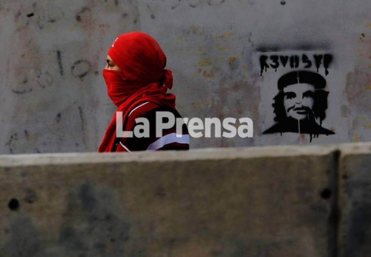 Tras el caos un joven fue detenido y llevado a una posta policial.