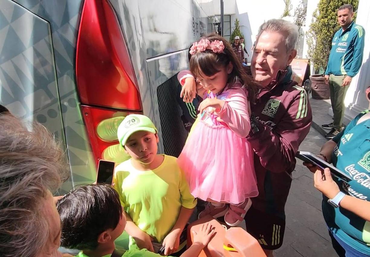 El ‘Vasco’ Aguirre hasta cargó en brazos a esta niña en su llegada al hotel para posar para una fotografía.