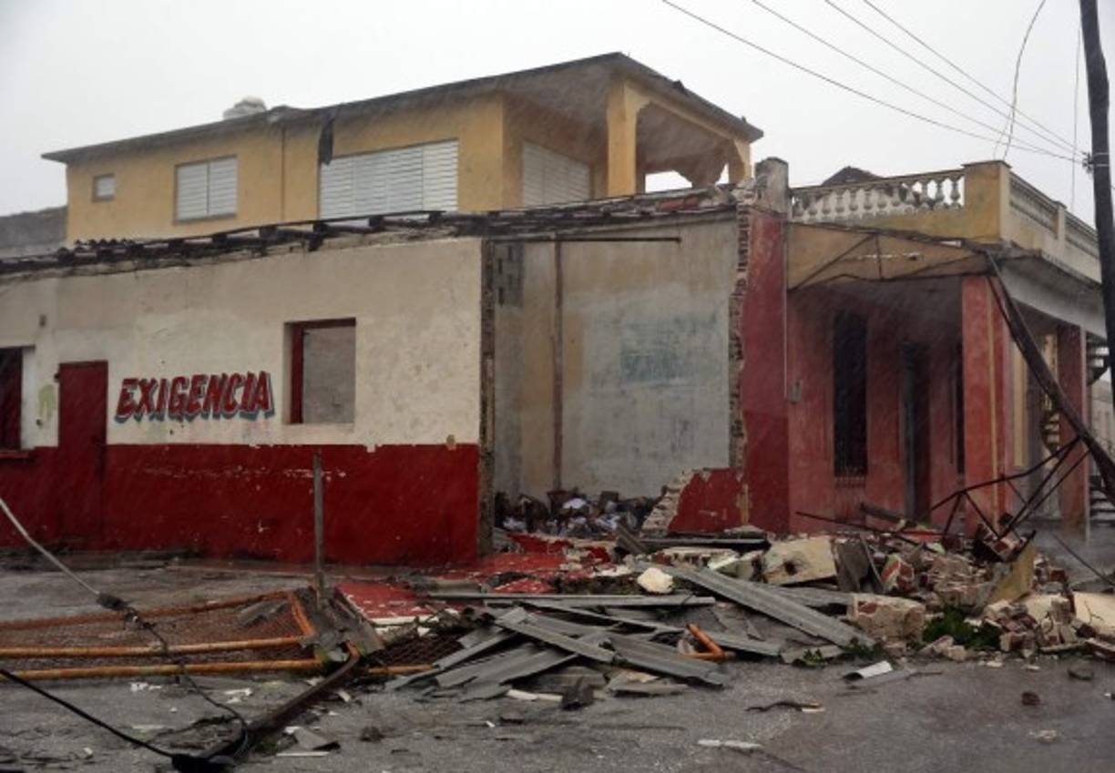 El Huracán Irma bajó levemente de categoría pero se prevé que cobre fuerza nuevamente <br/><br/>El devastador huracán, que el viernes por la mañana fue degradado a categoría 4 por el Centro Nacional de Huracanes (NHC) de Estados Unidos, cobró fuerza al alcanzar Cuba y fue clasificado de nuevo en la máxima intensidad. Sin embargo, el sábado por la mañana volvió a la categoría 4, antes de ser degradado de nuevo a categoría 3, el mismo día por la tarde.