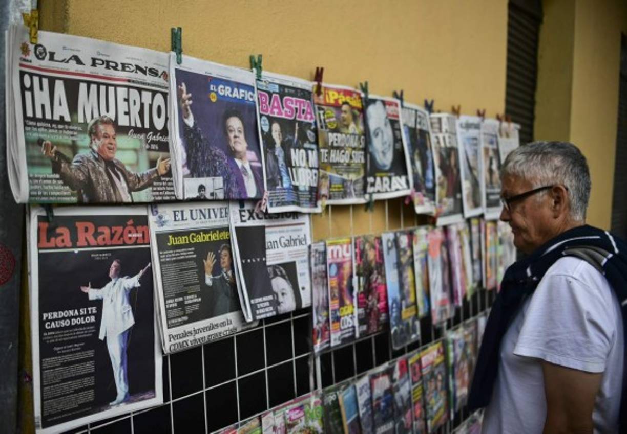 La Policía les pide que desalojen el área, pero los seguidores hacen caso omiso, y, en respuesta, se ponen a cantar los temas del compositor.