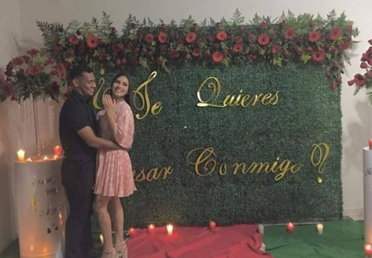 Elisa Canales, es una joven periodista que por muchos años ha mantenido una relación sentimental con Carlos Perdomo. La chica le dijo el sí al jugador del Marathón tras la propuesta de matrimonio.