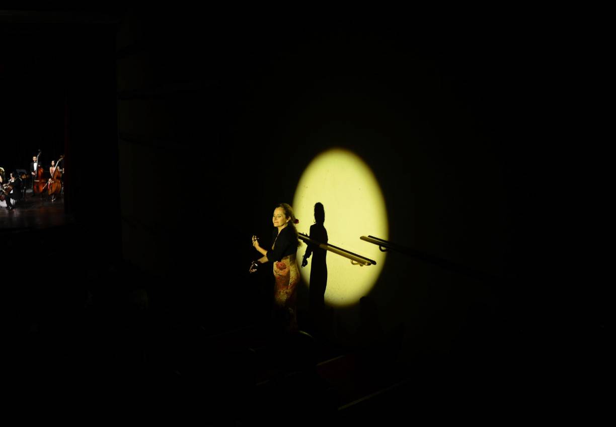 El juego de luces fue un complemento ideal en la presentación artística. 