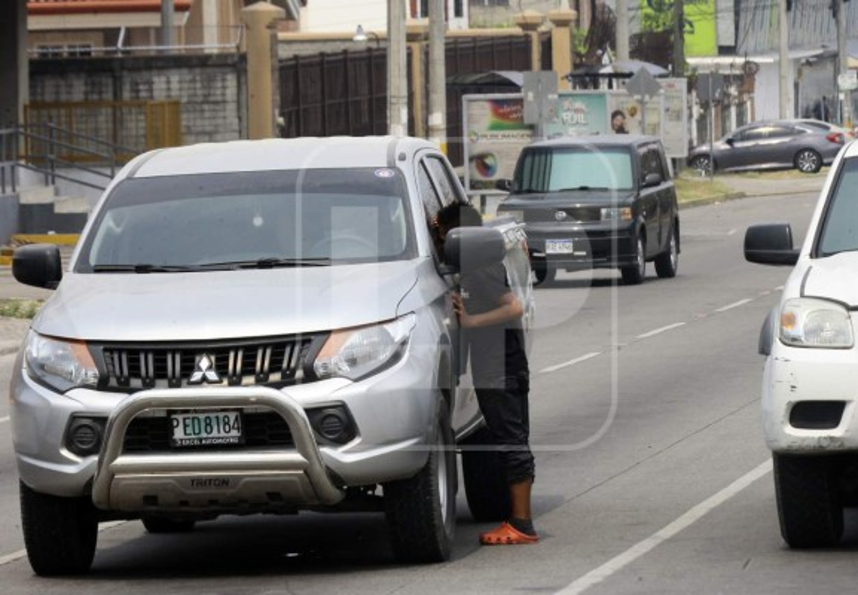 Con la decisión de cerrar por seis días totalmente el departamento de Cortés y quitar la circulación por último dígito de cédula, se recrudece la situación de estas personas que piden en las calles. ¿Cómo se alimentarán?.<br/>