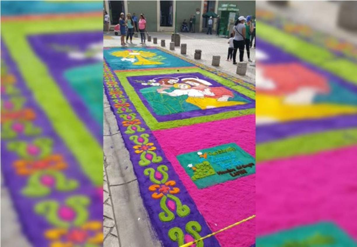 La elaboración de alfombras de aserrín en Comayagua se ha convertido en una tradición religiosa que se desarrolla desde 1963 por las familias emblemáticas de la antañona ciudad.<br/>