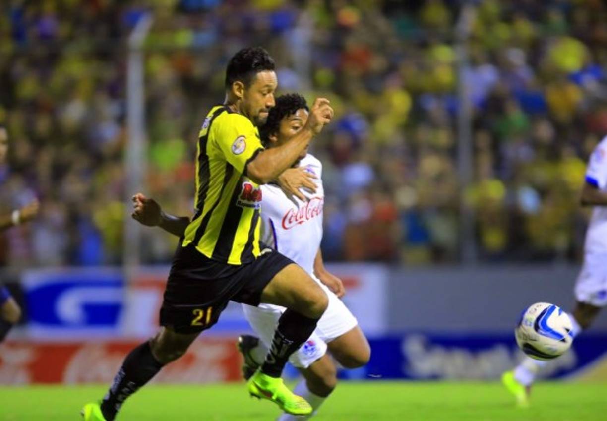 Secuencia del penal que le cometió Ever Alvarado al colombiano Juan Camilo Aguirre.