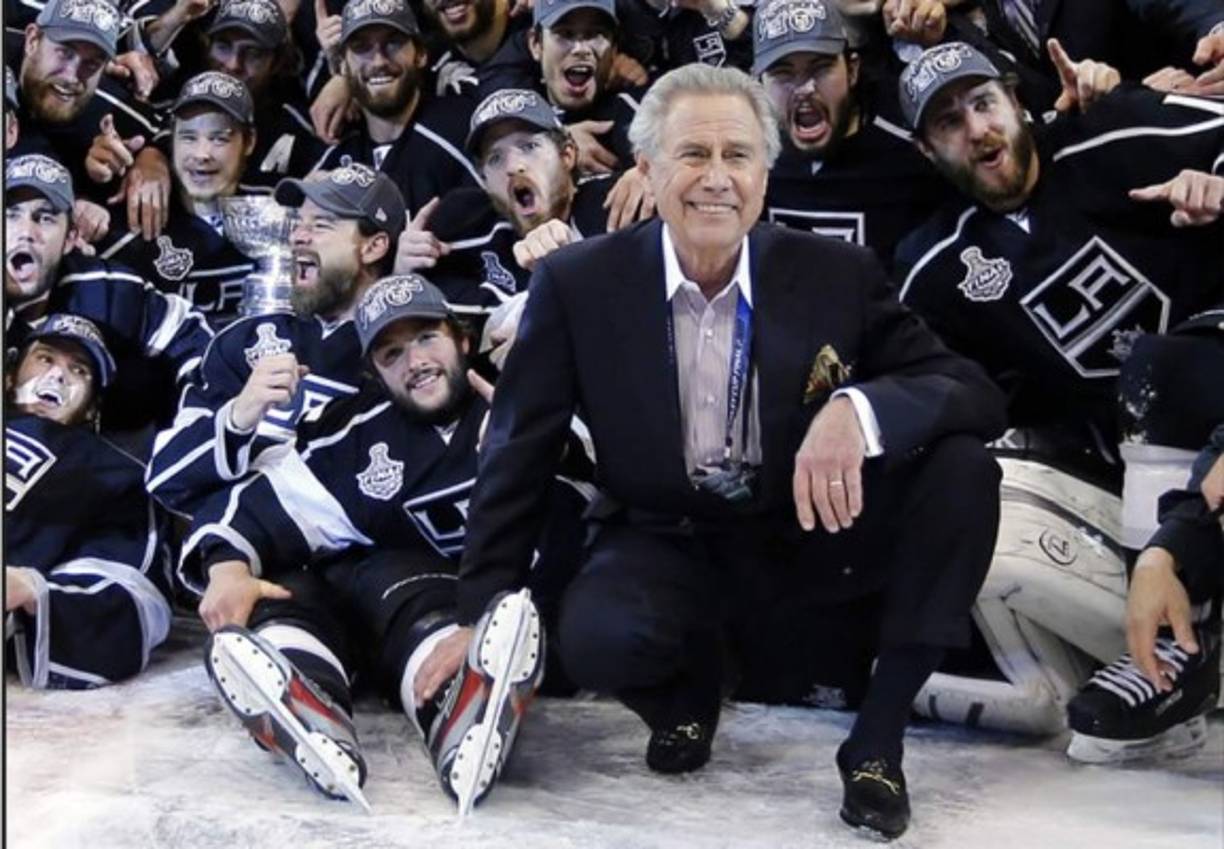 7. Philip Anschutz: $10.9 billones de dólares - El empresario estadounidense Philip Anschultz fue cofundador de Major League Soccer, es propietario de LA Kings (hockey sobre hielo), LA Galaxy (fútbol).