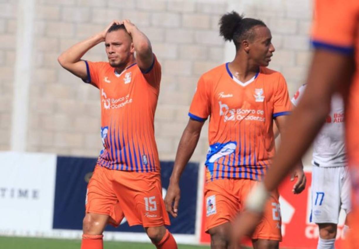 Tras el pitazo final, los jugadores de la UPN se lamentaron por la derrota ya que están cuesta arriba al perder 1-3 ante Olimpia.