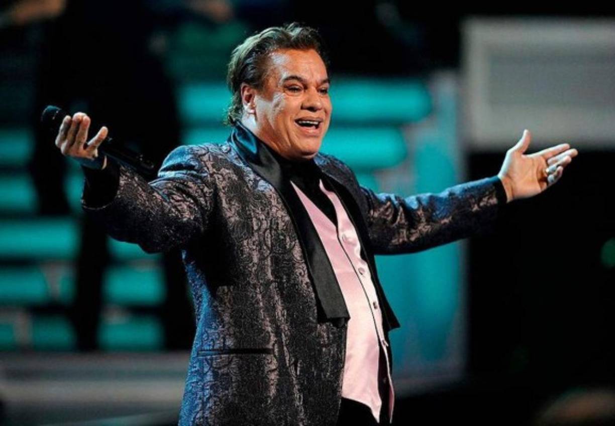 Innovador, controvertido y transgresor, nunca reconoció abiertamente su sexualidad y desafió a la sociedad machista y homófoba con sus movimientos y trajes afeminados. Otro de los seguidores que acudió al evento fue Alejandra Ordóñez, quien narró que una de las grandes herencias que dejó el cantante es su sabiduría y el impulso de seguir adelante.