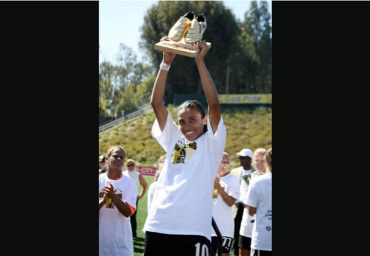 Tras el cierre de la franquicia de Los Angeles Sol, Marta acabó fichando en 2010 por el FC Gold Pride donde recibió la Bota de Oro de la Liga WPS estadounidense.