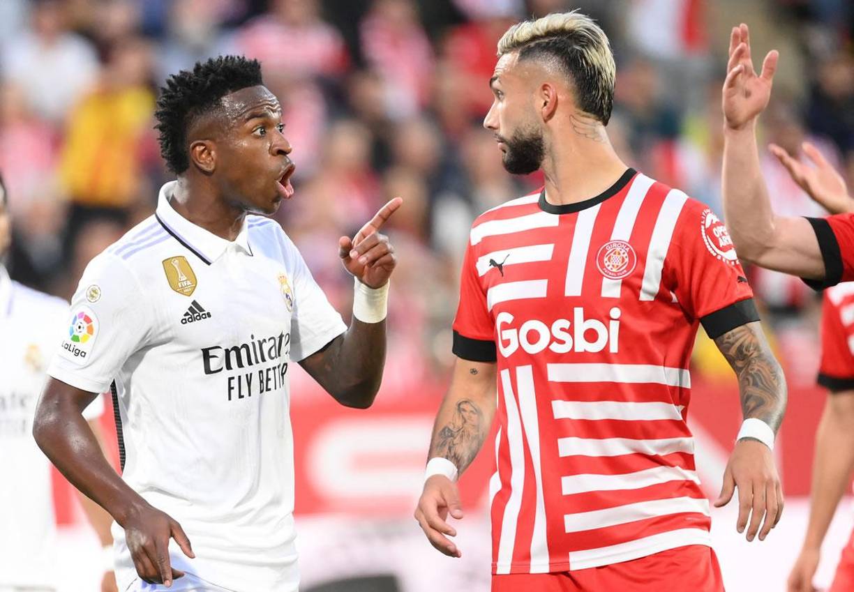 Vinicius tuvo una bronca con Taty Castellanos en el primer tiempo.