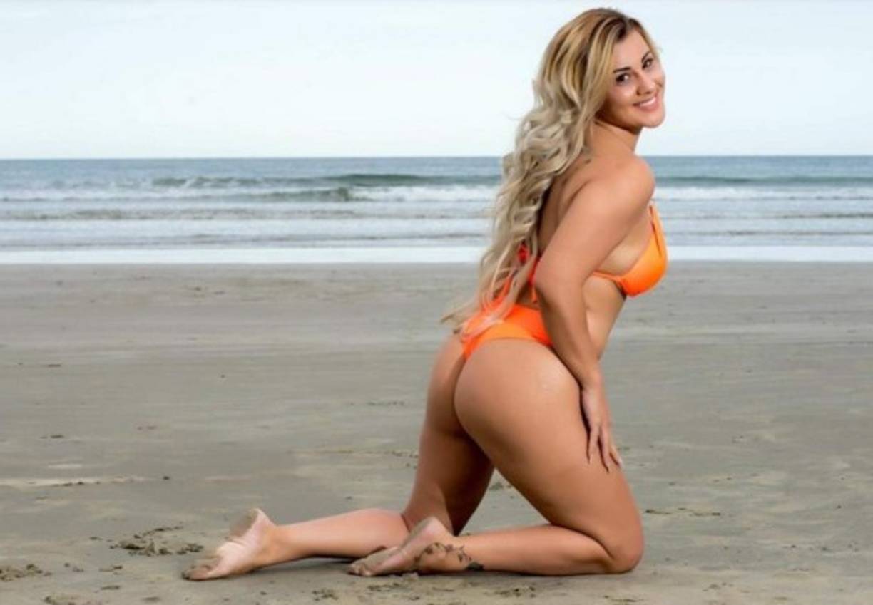Ella compite por el título del trasero más bello de todo Brasil.