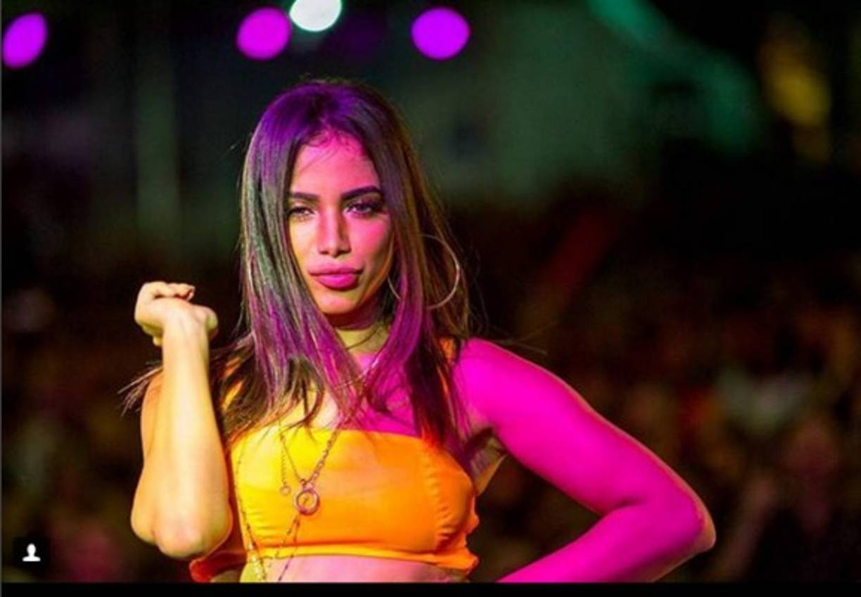 En el 2010 firmó su primer contrato con una disquera.