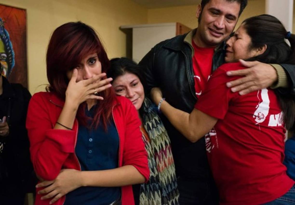 Una familia de Washington, DC, Gelin Alfaro, 16, izquierda, y sus padres, Enriqueta Juárez, de 38 años, de México, y Oscar Alfaro, 39 de Honduras reaccionan al discurso del presidente Obama. A la derecha está Carmen Paz, de 48 años, de Honduras, que tiene la condición de TPS. Foto: The Washington Post.