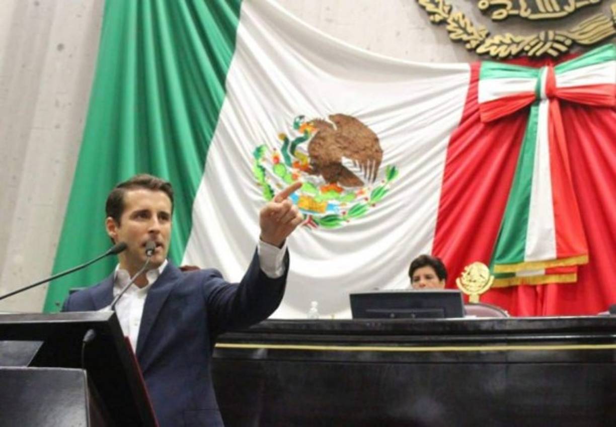 La imagen del apuesto diputado del PAN desató miles de comentarios y se viralizó rápidamente en redes sociales, donde las usuarias no dejaron pasar oportunidad para 'apreciar la belleza de los Rementería'.