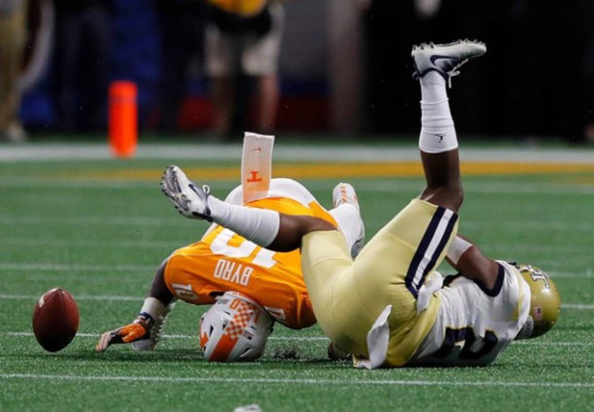 FÚTBOL AMERICANO. ¿Juego o break dance? Tyler Byrd, de los Tennessee Volunteers, no consigue la recepción contra Lawrence Austin, de las Georgia Tech, en el partido desarrollado en el Mercedes-Benz Stadium, en Atlanta, Georgia.