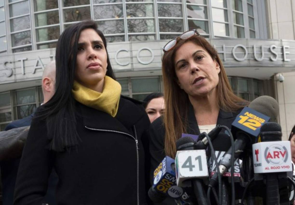 A la audiencia, celebrada en medio de un gran despliegue de seguridad, asistieron la esposa del narcotraficante, Emma Coronel, y su abogada en México, Silvia Delgado.<br/>