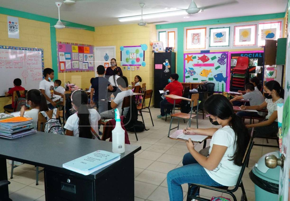 En el área de español, maestros y padres hacen actividades para recaudar fondos porque los salones son insuficientes, requieren mantenimiento y tienen un déficit de 200 pupitres.