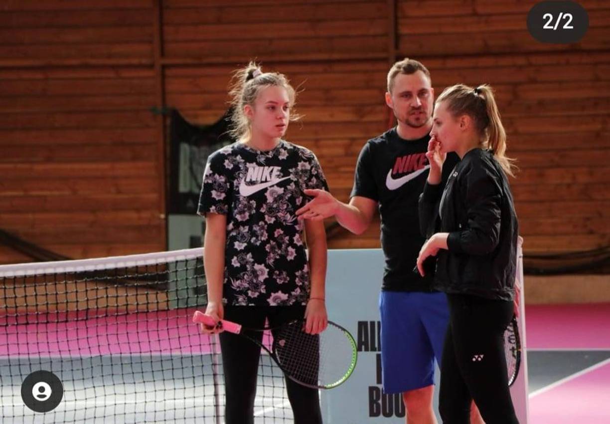 “Tengo 21 años y estaba acostumbrada a viajar con mi madre o mi padre, que lo controlaba todo en el buen sentido de la palabra. Hoy es todo lo contrario y más complicado. Ahora viene Ivanna conmigo y tengo una gran responsabilidad. Estoy orgullosa de ella, que está comenzando ahora en el tenis profesional”, explicó Dayana.