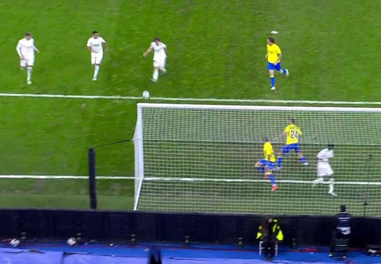 Luka Modric falló de manera increíble este gol sin portero. La mandó afuera.