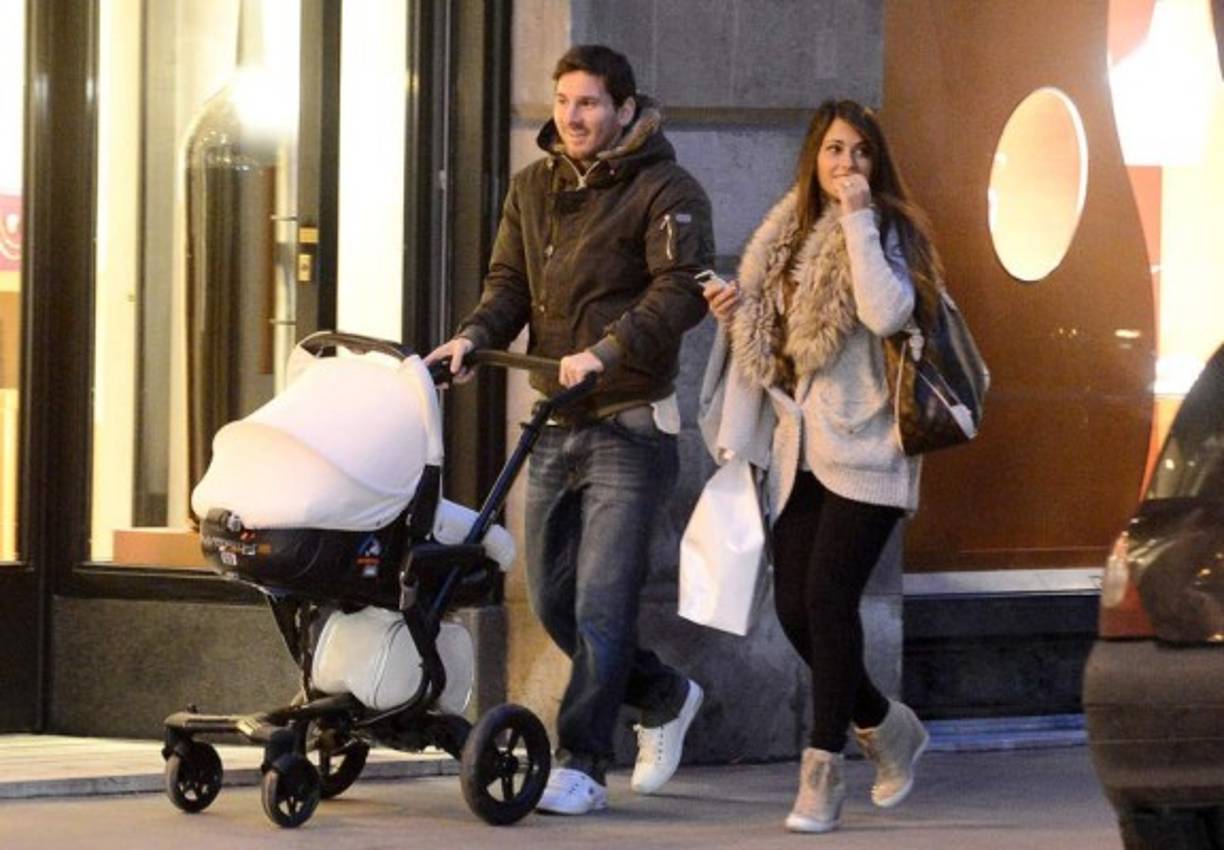 Ambos forman una de las parejas más sólidas en el fútbol. Ella es una madre responsable.