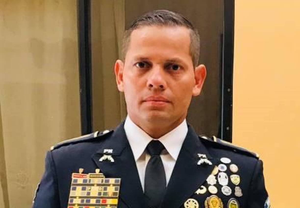 La figura del comisario Nolasco ha ganado notoriedad en los últimos días en Honduras por su valiente acción al interceptar a grupo de hombres que portaban armas de grueso calibre durante un velorio en Catacamas, 