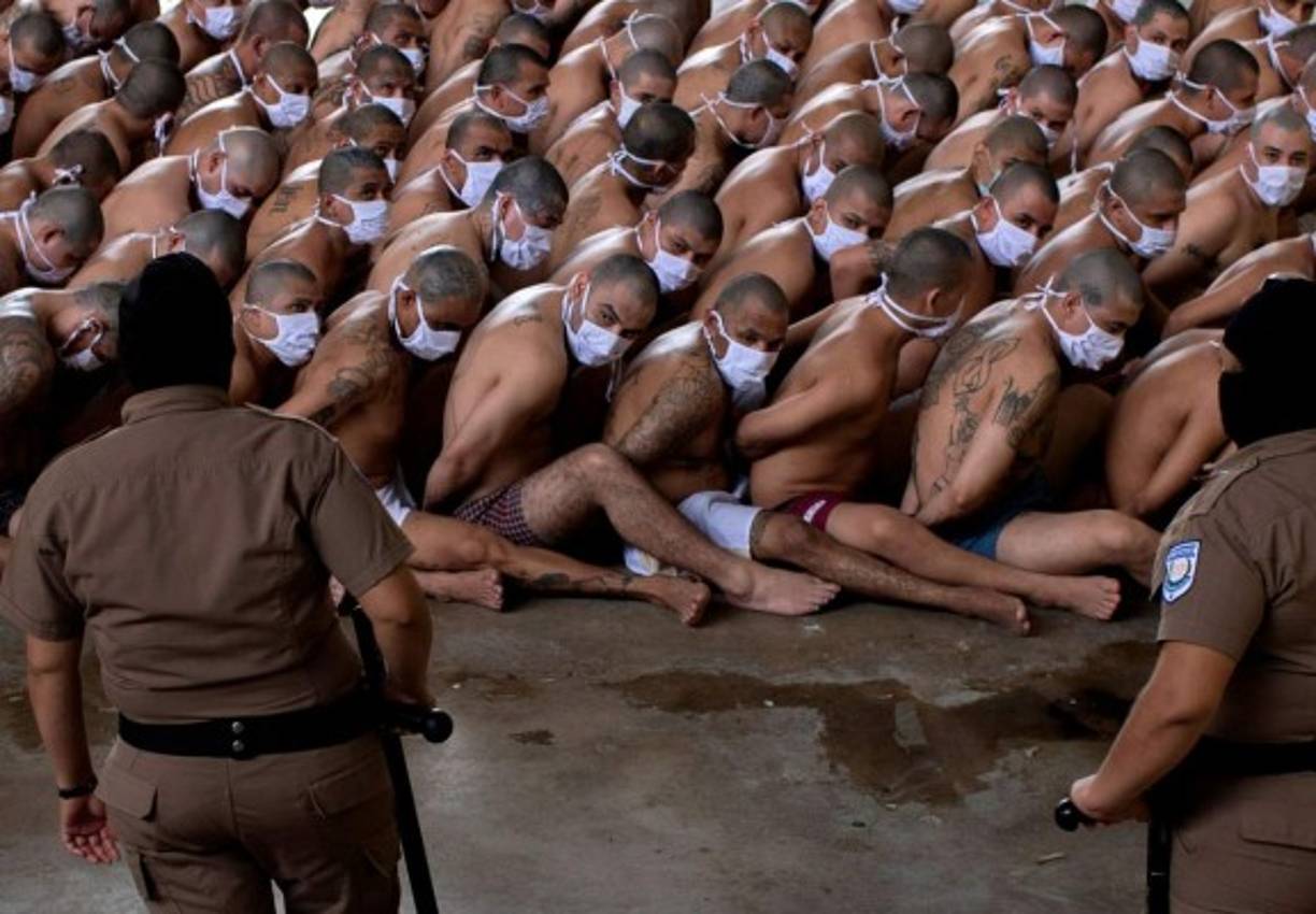 'Nosotros estamos desesperados, no podemos ver a nuestros familiares desde hace mucho tiempo, no podemos hablar con nadie, tenemos nuestras necesidades y nuestras enfermedades, pero con este encierro todo parece imposible', dijo a la AFP Denis Flores, uno de los 2.600 pandilleros recluidos en la prisión de Izalco, 66 kms al oeste de San Salvador.