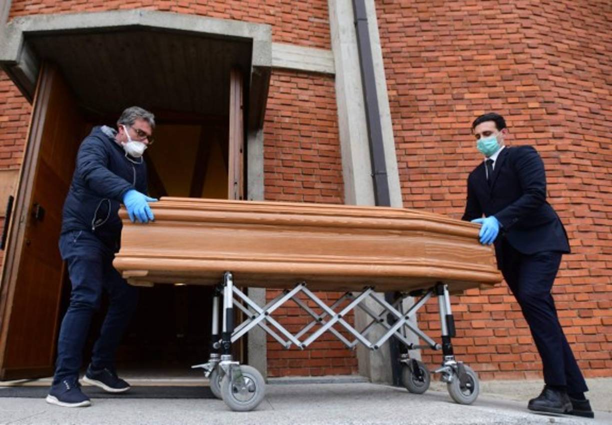 Italia ya superó la cifra de 10,000 muertos (y 92,000 casos). Este sábado reportó 889 fallecidos, apenas un ligero descenso respecto a la víspera.