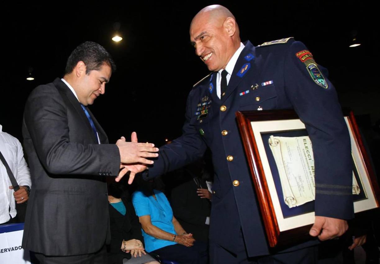 Juan Carlos “El Tigre” Bonilla, exdirector de la Policía Nacional de Honduras, quien se declaró culpable de narcotráfico en febrero pasado, fue sentenciado este jueves a 228 meses de prisión (19 años) en la Corte del Distrito Sur de Nueva York, Estados Unidos.