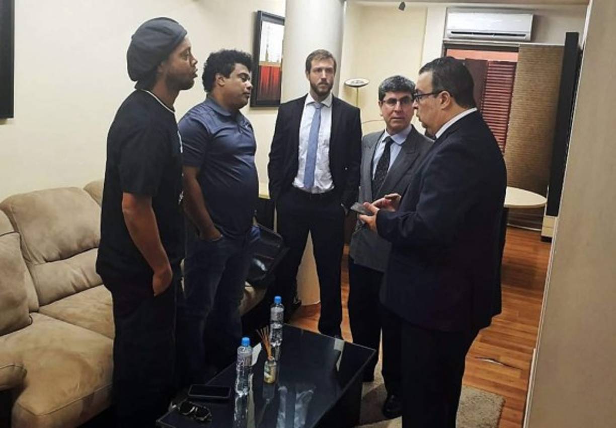 Ronaldinho y su hermano Roberto estuvieron declarando siete horas y media en la Fiscalía por la posesión de documentos falsos de identidad.