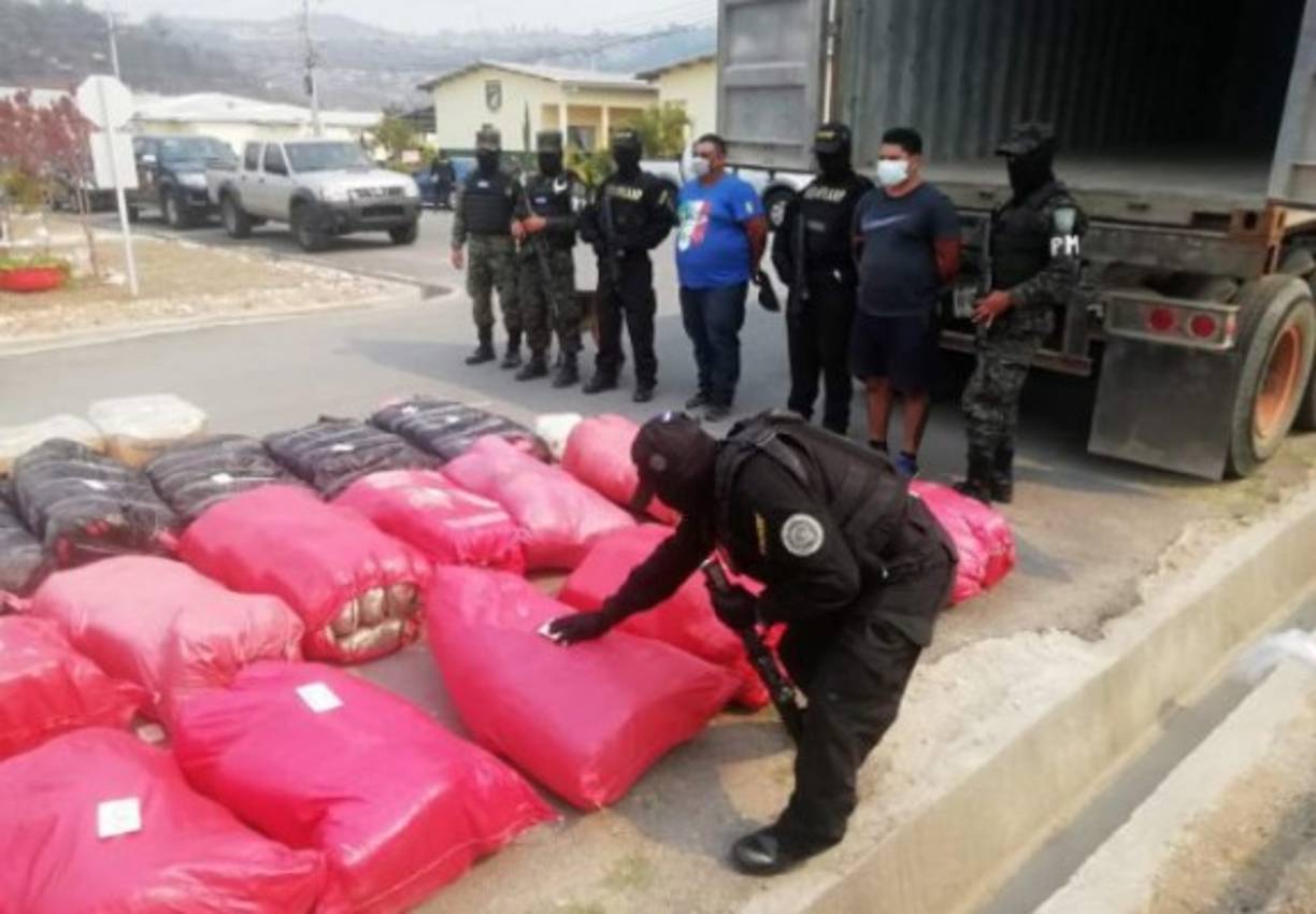 En la operación contabilizaron más mil paquetes de supuesta marihuana los cuales venían empaquetados en 28 fardos, los que sumaban una tonelada.