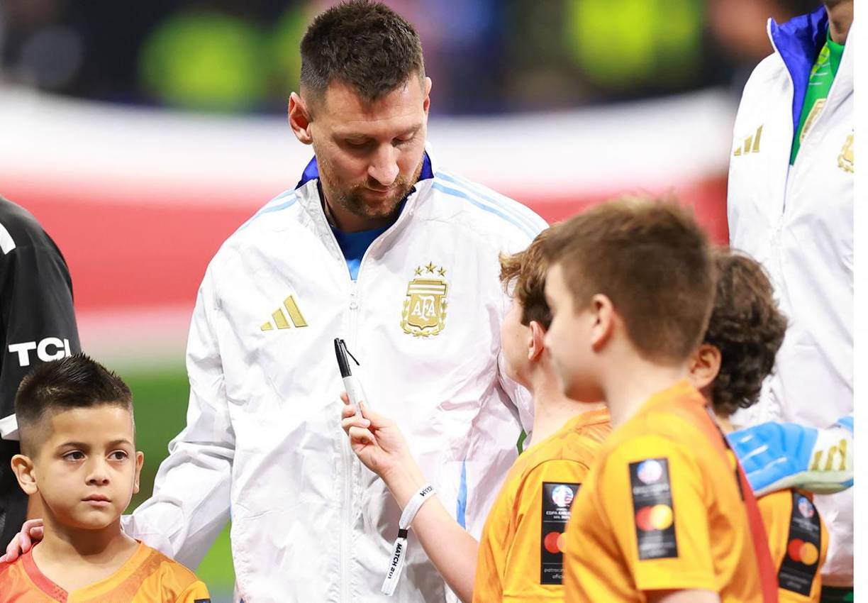 Lionel Messi tuvo un lindo gesto con un niño cuando se realizaban los actos protocolares.