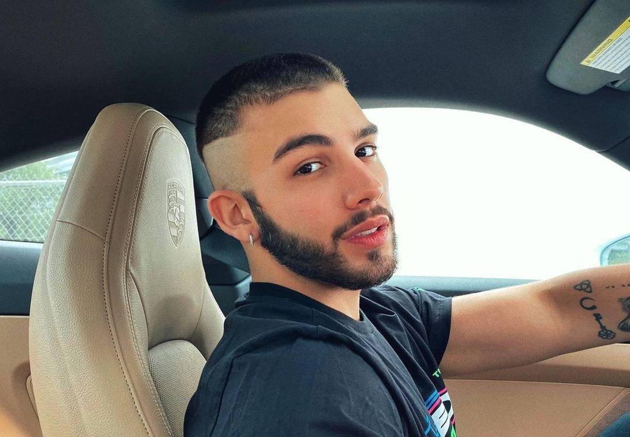 El cantante colombiano ha realizado importantes colaboraciones en lo que va corrido de su carrera en la música, pasando por la española Lola Índigo, su compatriota Shakira, y cuando apenas daba sus primeros pasos en la música, junto a la “Bichota”. 