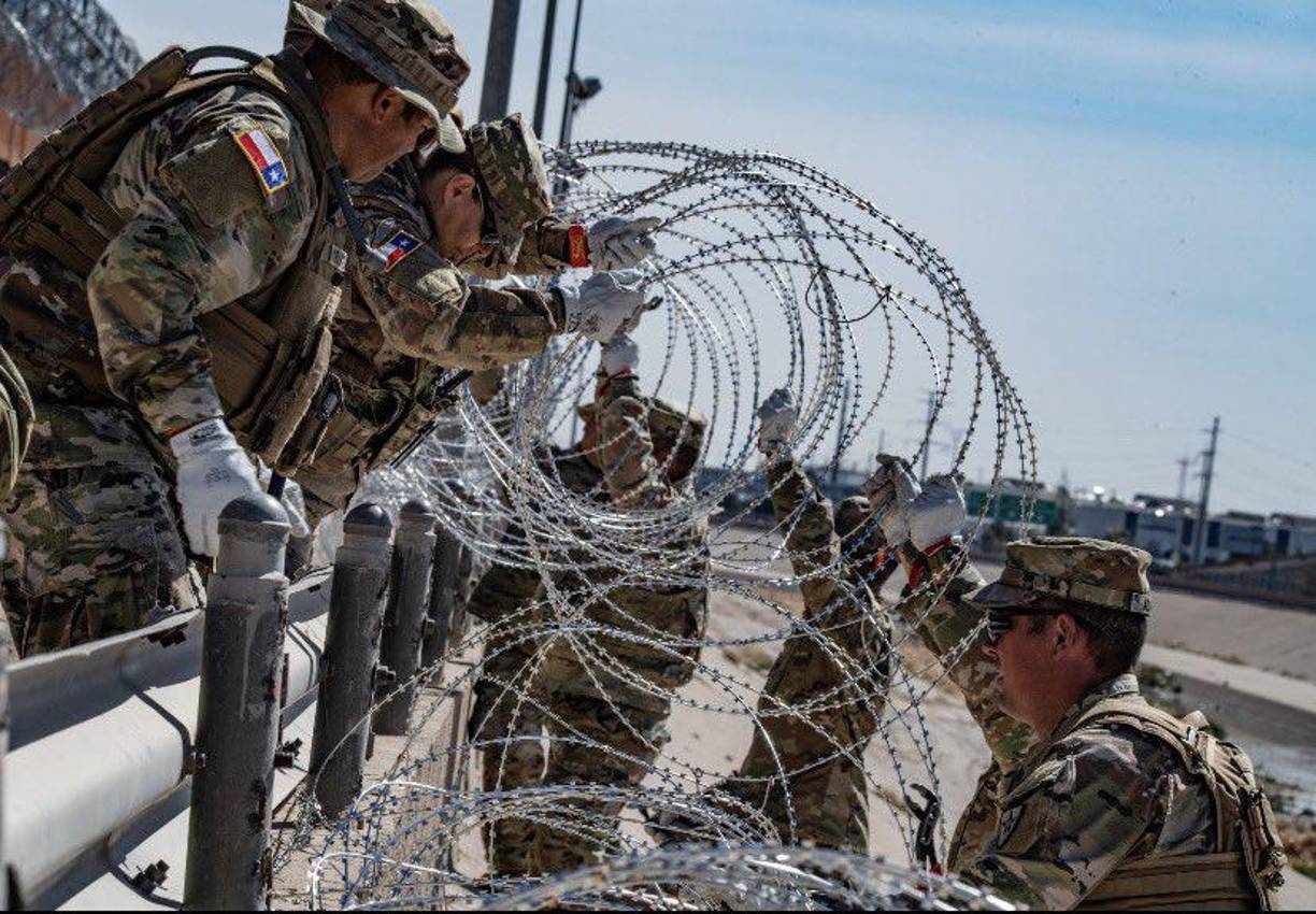 El personal del Departamento de Defensa “nunca ha realizado ni realizará actividades de mantenimiento del orden ni interactuará con migrantes u otras personas bajo la custodia del DHS”, señala la nota.