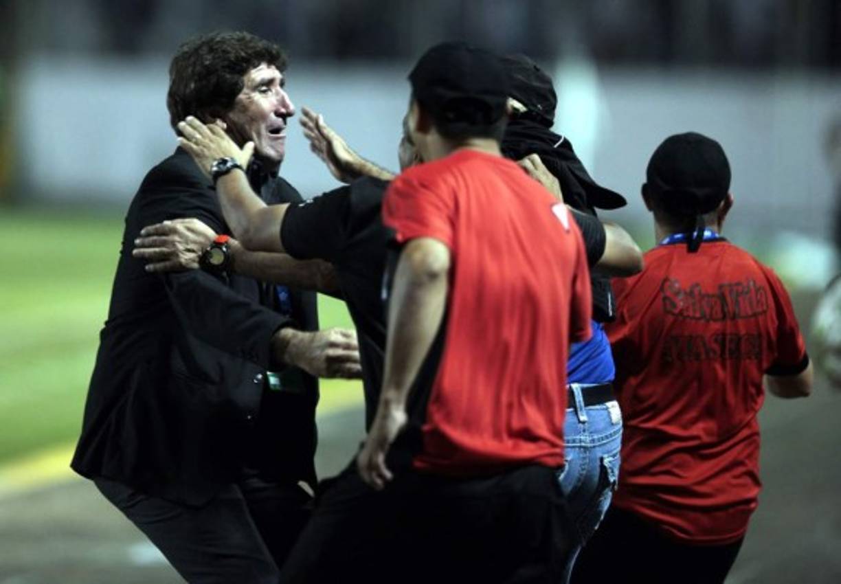 El entrenador argentino del Olimpia, Héctor Vargas, celebrando con su cuerpo técnico el tercer gol.