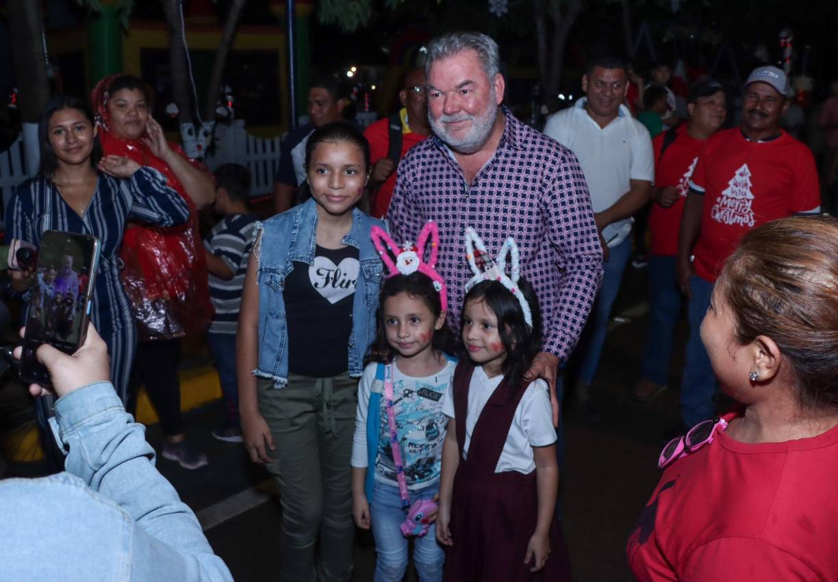 El alcalde Roberto Contreras cumplió 64 años y decidió celebrarlo en el parque central junto a la gente. La recuperación del parque es otro de los logros y asegura que trabajará para rescatar los alrededores de la catedral metropolitana San Pedro Apóstol.