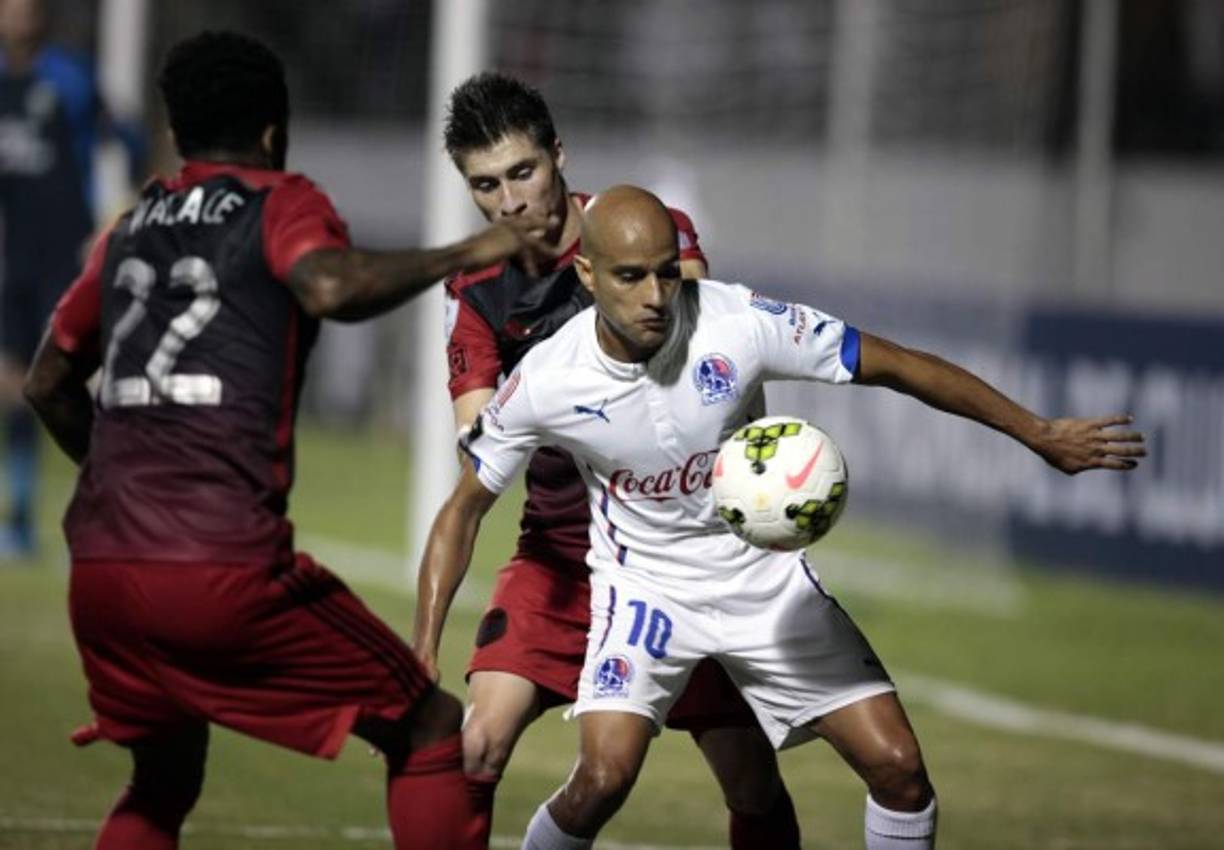 Omar Guerra domina el balón ante la marca de Rodney Wallace y Jorge Villafaña.