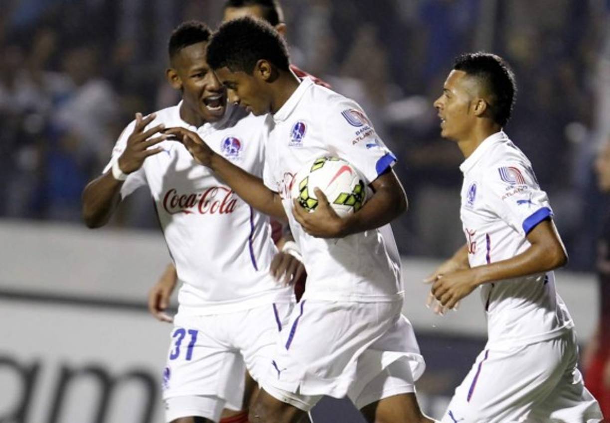 'Choco' Lozano es felicitado por Romell Quioto.