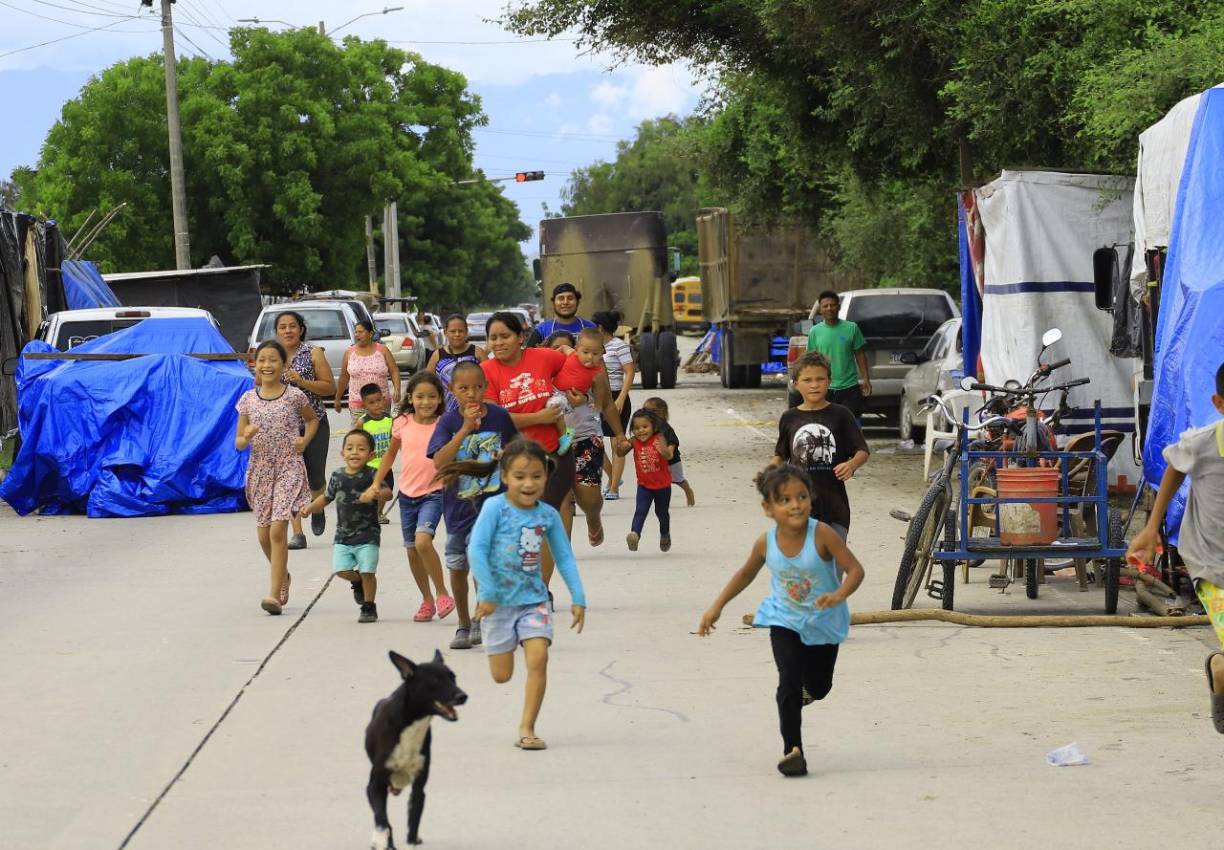 Quizá por su corta edad no dimensionan la situación que se atraviesa, pero una sonrisa en el rostro de estos niños es un efímero mensaje de que luego de la tormenta ha regresado la calma en el municipio de La Lima, Cortés. 