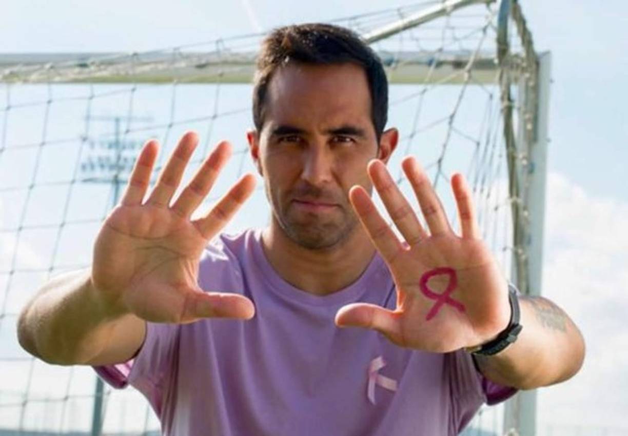 El arquero Claudio Bravo del Barcelona. 'Todo mi apoyo para esas grandes luchadoras '.