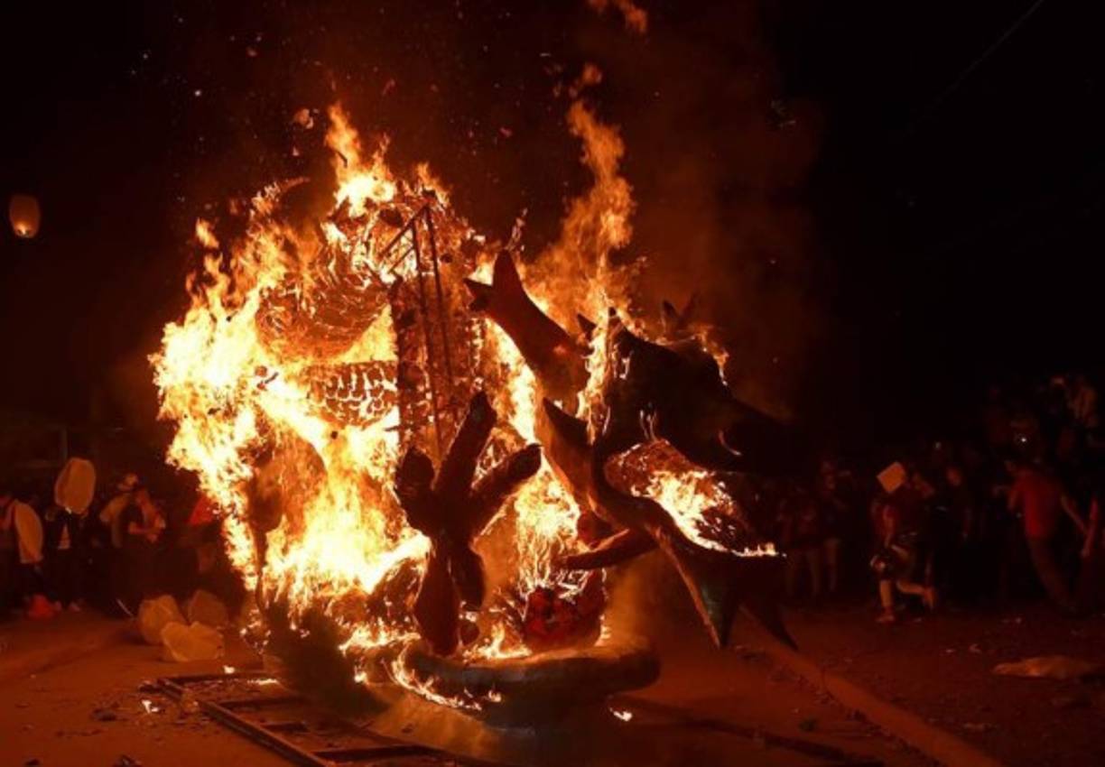 La tradición, que data desde 2001, involucra a al menos 45 escultores, conocidos como chimeneros, y más de 200 voluntarios, entre niños, jóvenes y adultos, de Trinidad, departamento de Santa Bárbara, dijo a Efe uno de los fundadores de la actividad, Delmer López.<br/>