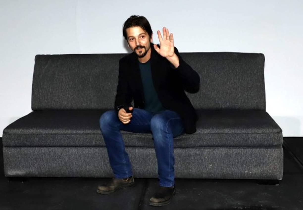 El actor, director y productor Diego Luna afirmó en una entrevista reciente que votará 'por el menos peor', en referencia a López Obrador, a la vez que invitó a la sociedad mexicana a participar en la iniciativa ciudadana 'El día después' que busca mantener la tolerancia y respeto en la ciudadanía tras las elecciones.