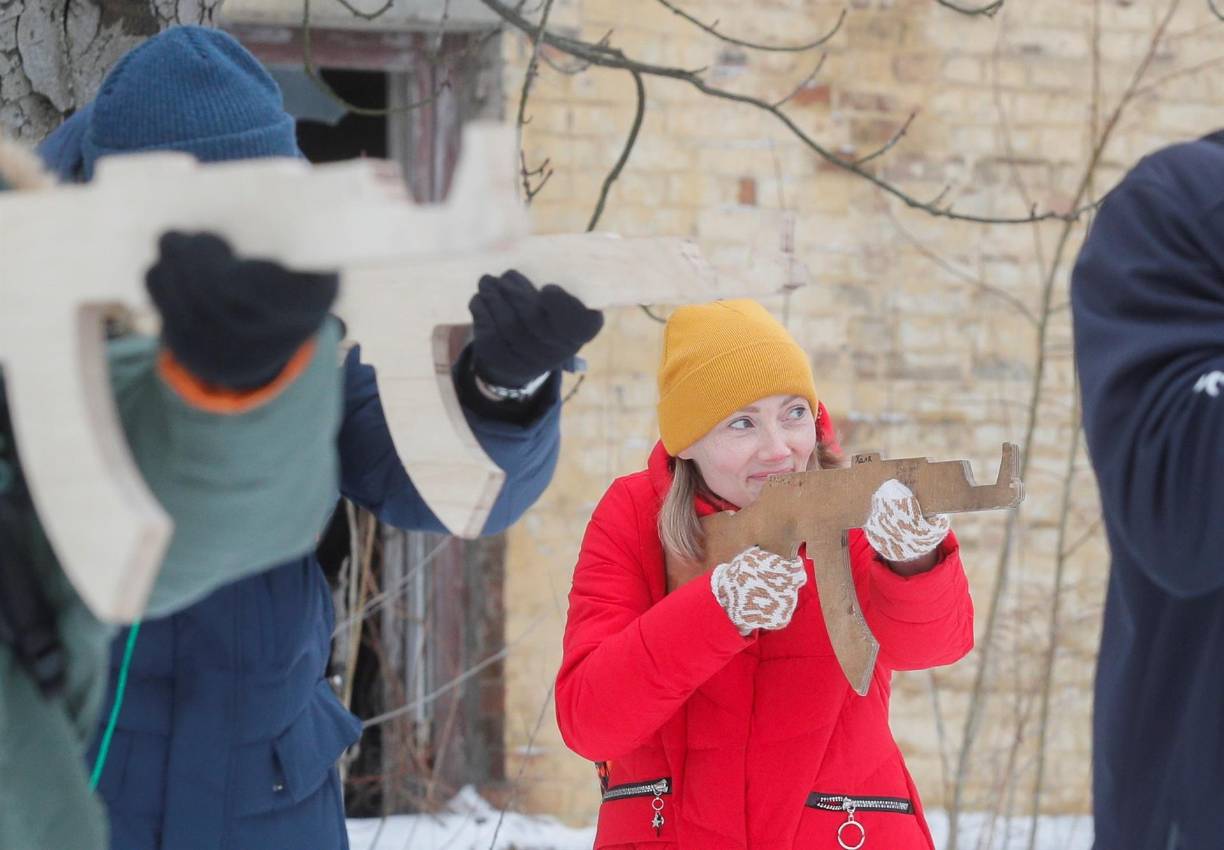 “El pánico puede aparecer cuando la gente no sabe cómo reaccionar, cómo utilizar un arma, cómo defenderse, qué hacer en caso de tiroteo”, explicó Maksim Jorin, excomandante del polémico batallón Azov, al acoger a los participantes que formaban filas bajo los copos de nieve. 